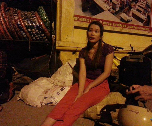 Chị Hương Giang kể lại sự việc với phóng viên khi đang ngồi bệt trên vỉa hè cùng với đống đồ đạc ngổn ngang.