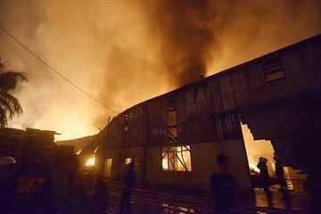 Cháy dữ dội ở KCN Quang Minh, lửa khói rực trời ảnh 1