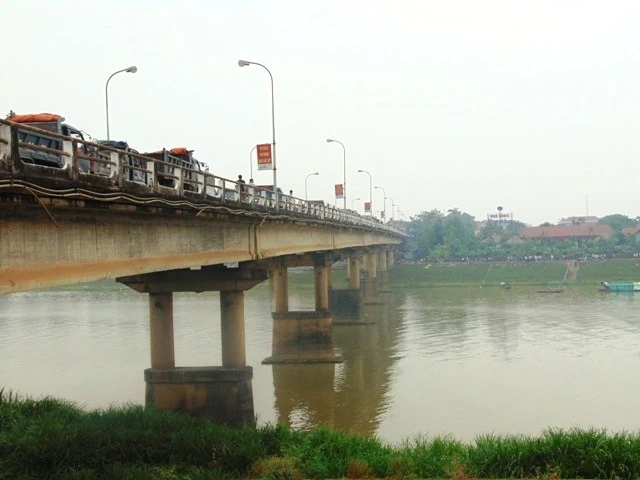 Mẹ buộc con vào người rồi trầm mình xuống sông Chu 