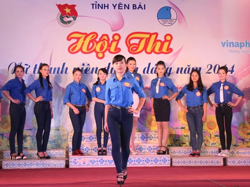 Nhan sắc nữ sinh trong màu áo Đoàn