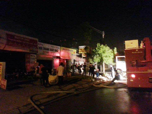 Ngõ dẫn vào xưởng gỗ lúc 1h00 đêm.