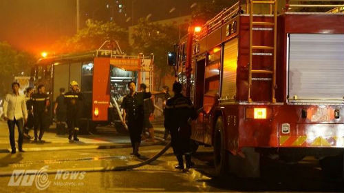 Lực lượng cứu hỏa nhanh chóng tới hiện trưởng để dập lửa.