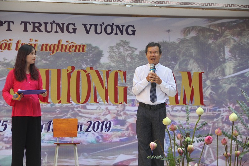 Học sinh được lắng nghe những chia sẻ của nghệ sĩ ưu tú Huỳnh Khải, Nhạc viện TP.HCM