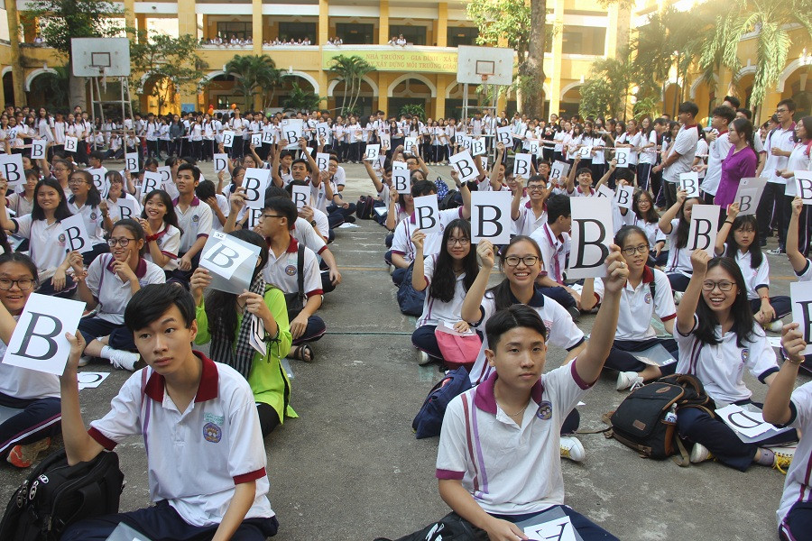 Học sinh thích thú với phần thi Rung chuông Vàng