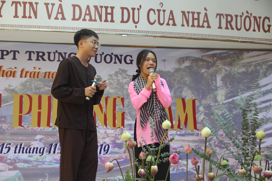 Học sinh tham gia biểu diễn tại ngày hội