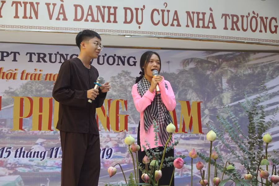 Học sinh tham gia biểu diễn tại ngày hội