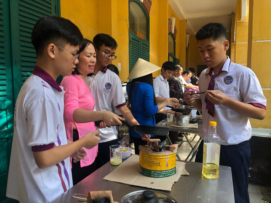 Dạy học sinh cùng làm bánh