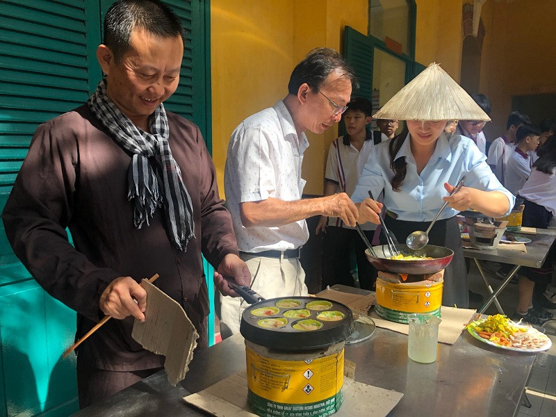 Thầy cô trổ tài làm các loại bánh