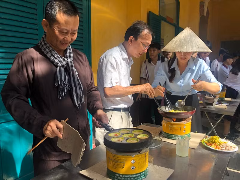 Thầy cô trổ tài làm các loại bánh