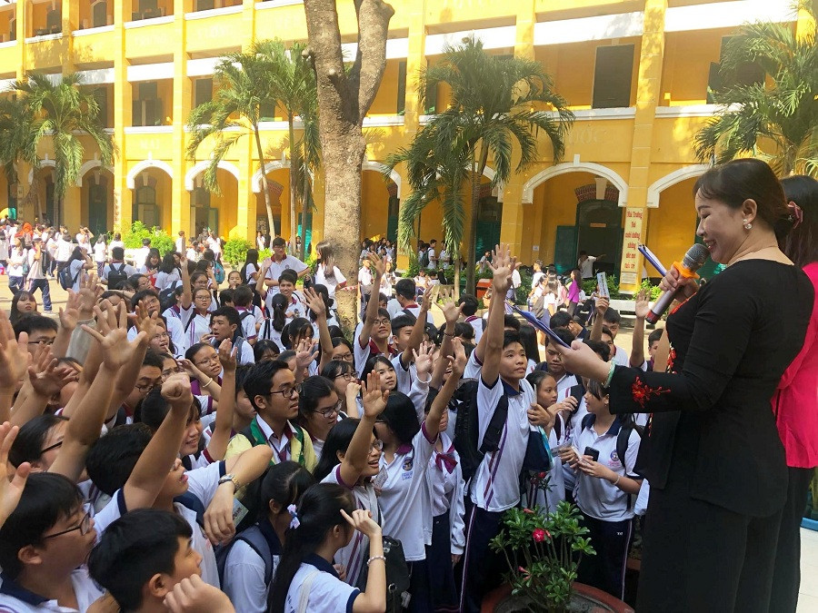 Rất đông cánh tay xung phong trả lời câu hỏi về kiến thức văn học, văn hóa Nam Bộ