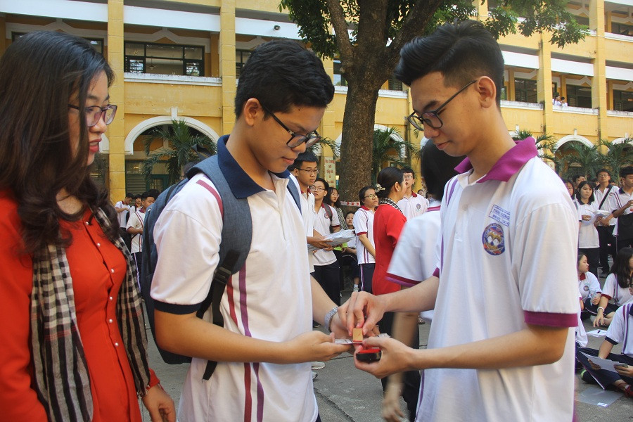 Trả lời câu hỏi đúng, các em được một dấu mộc vào phiếu trải nghiệm