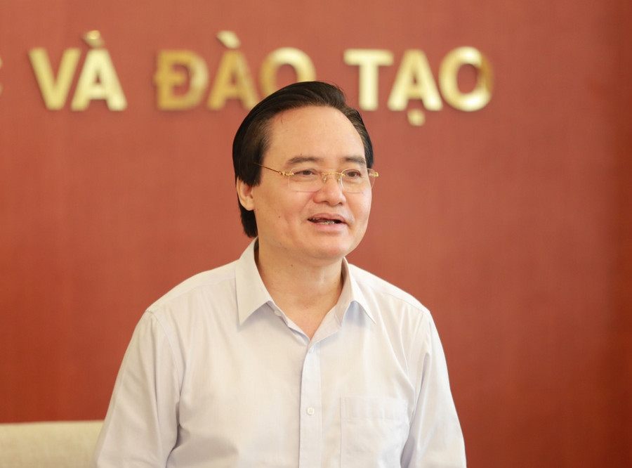 Bộ trưởng Bộ GD&ĐT Phùng Xuân Nhạ phát biểu tại phiên họp