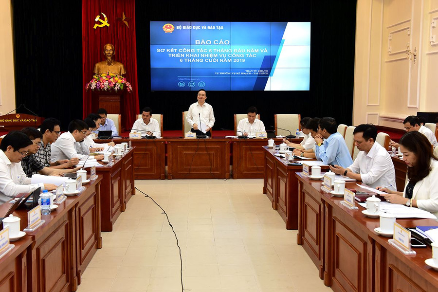 Bộ trưởng Bộ GD&ĐT Phùng Xuân Nhạ chủ trì Hội nghị.