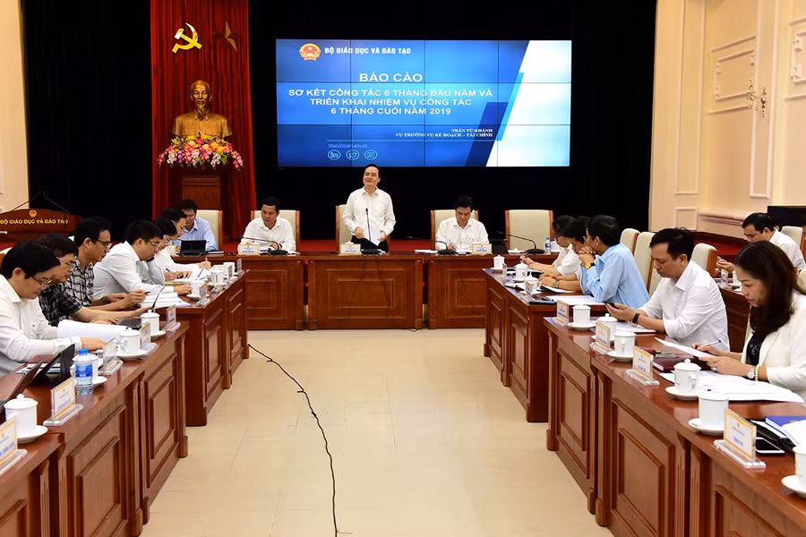 Bộ trưởng Bộ GD&ĐT Phùng Xuân Nhạ chủ trì Hội nghị.