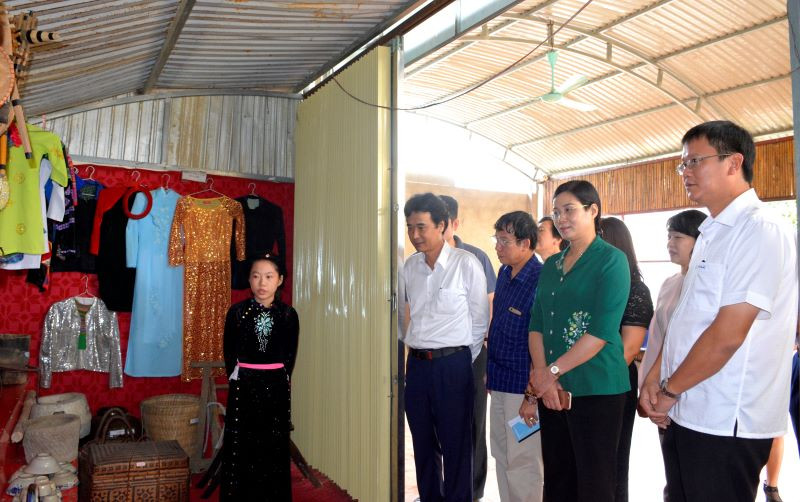 Thứ trưởng Bộ GD&ĐT Lê Hải An kiểm tra chương trình nông thôn mới tại tỉnh Hà Giang.