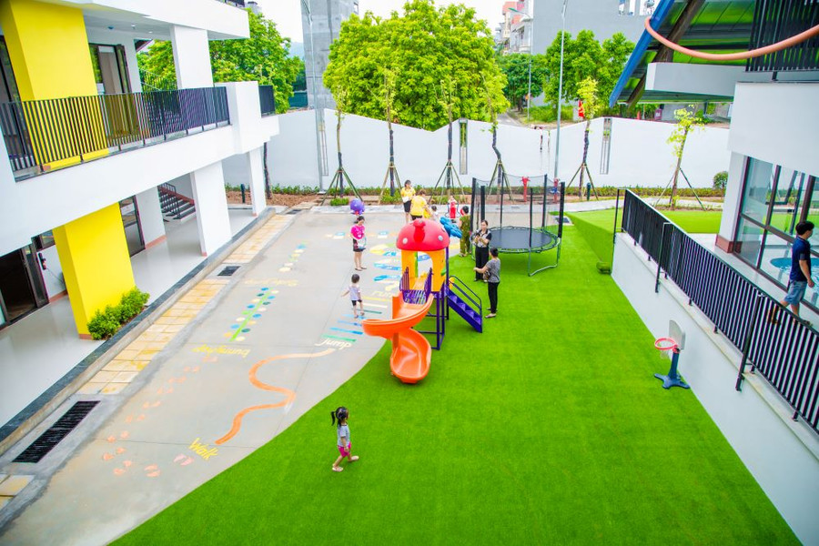 Thiết kế của trường bao gồm 3 tòa nhà nối tiếp nhau, 34 lớp học cùng hệ thống phòng thực hành, phòng năng khiếu, phòng học STEM, nhà hát, bể bơi 4 mùa, phòng tập Taekwondo, nhà ăn tự chọn phong cách Á-Âu, khu vận động trong nhà và ngoài trời, sân bóng đá mini, vườn thủy sinh… đảm bảo về công năng học tập, đào tạo và vui chơi.