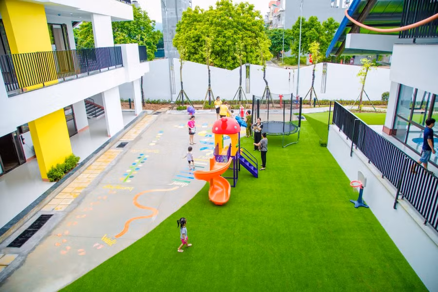 Thiết kế của trường bao gồm 3 tòa nhà nối tiếp nhau, 34 lớp học cùng hệ thống phòng thực hành, phòng năng khiếu, phòng học STEM, nhà hát, bể bơi 4 mùa, phòng tập Taekwondo, nhà ăn tự chọn phong cách Á-Âu, khu vận động trong nhà và ngoài trời, sân bóng đá mini, vườn thủy sinh… đảm bảo về công năng học tập, đào tạo và vui chơi.