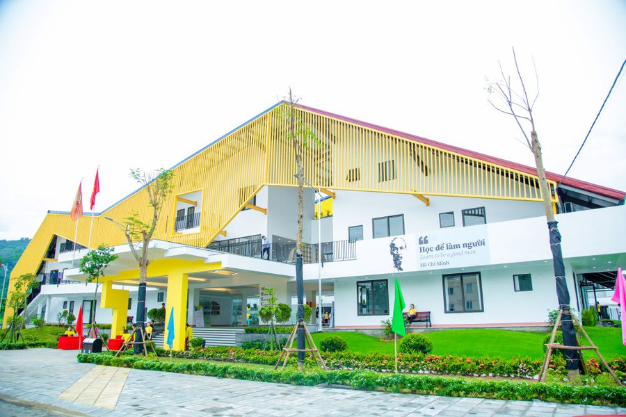 Hệ thống giáo dục Dạ Hợp, gồm trường mầm non, tiểu học và các lớp năng khiếu trực thuộc trường; nằm trong khuôn viên hơn 10.000m2, là một tác phẩm kiến trúc của kiến trúc sư Hoàng Thúc Hào – chủ nhân của nhiều công trình xanh sáng tạo tại Việt Nam và trên thế giới.