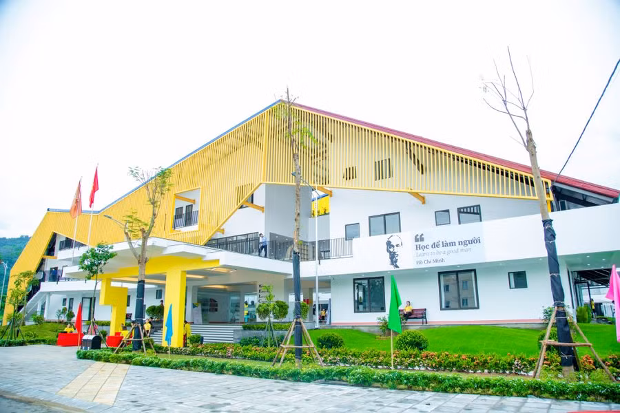 Hệ thống giáo dục Dạ Hợp, gồm trường mầm non, tiểu học và các lớp năng khiếu trực thuộc trường; nằm trong khuôn viên hơn 10.000m2, là một tác phẩm kiến trúc của kiến trúc sư Hoàng Thúc Hào – chủ nhân của nhiều công trình xanh sáng tạo tại Việt Nam và trên thế giới.