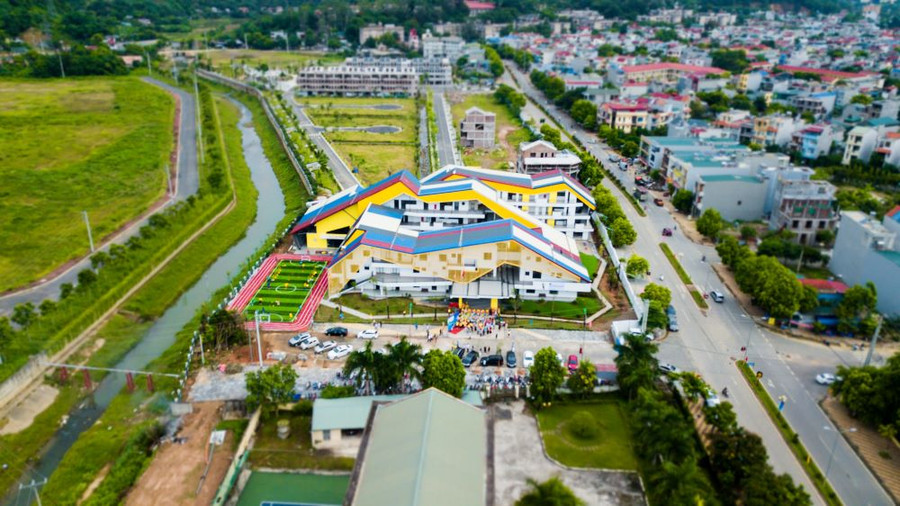 Trường được lấy cảm hứng từ trò chơi “Rồng rắn lên mây” và hoa văn trên chiếc khăn đội đầu của người con gái Mường.