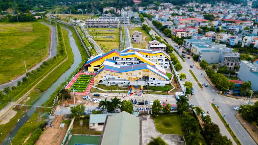 Trường được lấy cảm hứng từ trò chơi “Rồng rắn lên mây” và hoa văn trên chiếc khăn đội đầu của người con gái Mường.