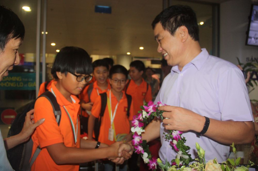 Bann Giám hiệu Trường THCS Giảng Võ đón, chúc mừng học sinh tại sân bay