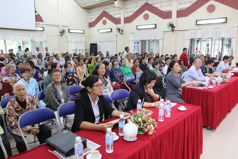 Hơn 200 đại biểu về dự buổi họp mặt Hơn 200 đại biểu về dự buổi họp mặt
