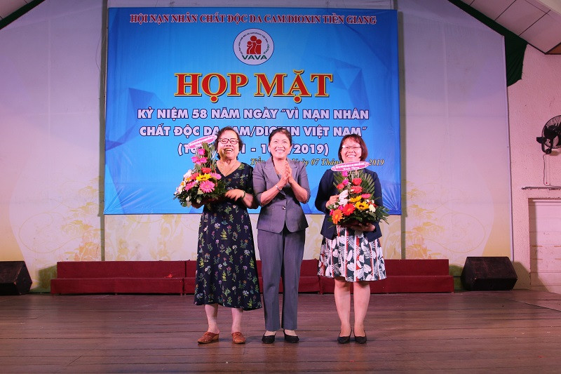 Bà Dương Thị Lệ - Chủ tịch Hội nạn nhân chất độc da cam/dioxin Tiền Giang trao hoa tri ân các mạnh thường quân Bà Dương Thị Lệ - Chủ tịch Hội nạn nhân chất độc da cam/dioxin Tiền Giang trao hoa tri ân các mạnh thường quân