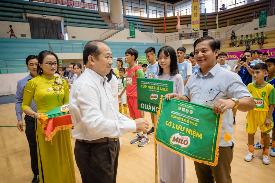 Ông Đoàn Tấn Bửu - Phó Chủ tịch UBND tỉnh Đồng Tháp trao cờ lưu niệm cho các đội Ông Đoàn Tấn Bửu - Phó Chủ tịch UBND tỉnh Đồng Tháp trao cờ lưu niệm cho các đội