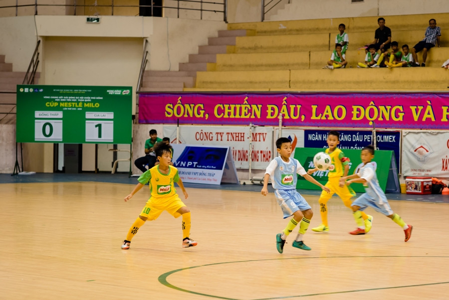 Các đội tranh tài trong trận đấu khai mạc Các đội tranh tài trong trận đấu khai mạc