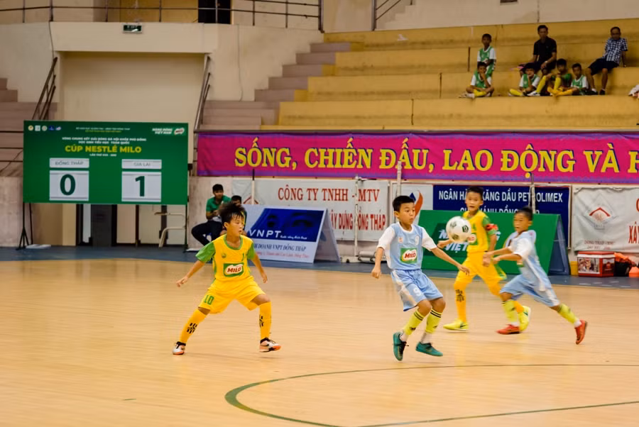 Các đội tranh tài trong trận đấu khai mạc