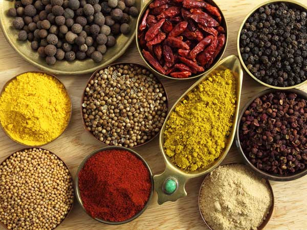 Mẹo số 4: Thêm nhiều loại gia vị vào các món ăn của bạn trong mùa đông, chẳng hạn như nghệ, thảo quả, đậu đen, đinh hương… vì chúng có thể làm tăng nhiệt cơ thể. Mẹo số 4: Thêm nhiều loại gia vị vào các món ăn của bạn trong mùa đông, chẳng hạn như nghệ, thảo quả, đậu đen, đinh hương… vì chúng có thể làm tăng nhiệt cơ thể.