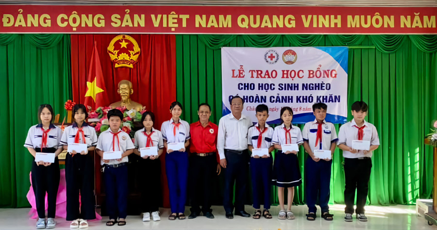 Trao học bổng cho các em học sinh vượt khó học tốt huyện Châu Phú. Trao học bổng cho các em học sinh vượt khó học tốt huyện Châu Phú.