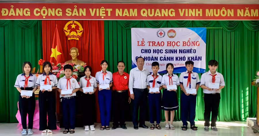 Trao học bổng cho các em học sinh vượt khó học tốt huyện Châu Phú.