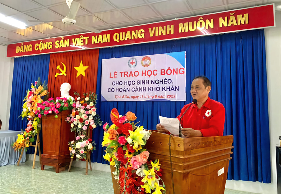 Ông Huỳnh Thanh Ngọc - Chủ tịch Hội CTĐ tỉnh An Giang phát biểu tại buổi trao học bổng. Ông Huỳnh Thanh Ngọc - Chủ tịch Hội CTĐ tỉnh An Giang phát biểu tại buổi trao học bổng.