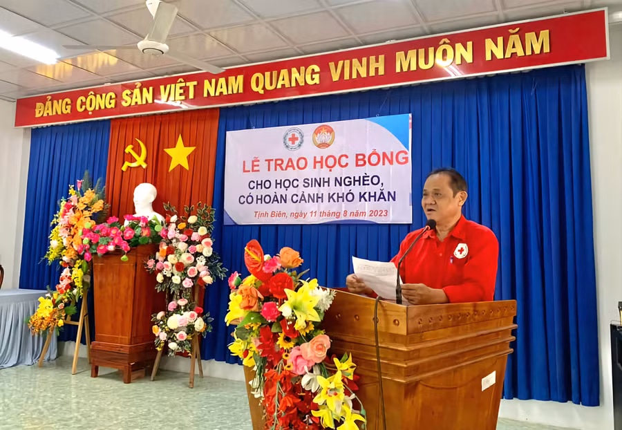 Ông Huỳnh Thanh Ngọc - Chủ tịch Hội CTĐ tỉnh An Giang phát biểu tại buổi trao học bổng.