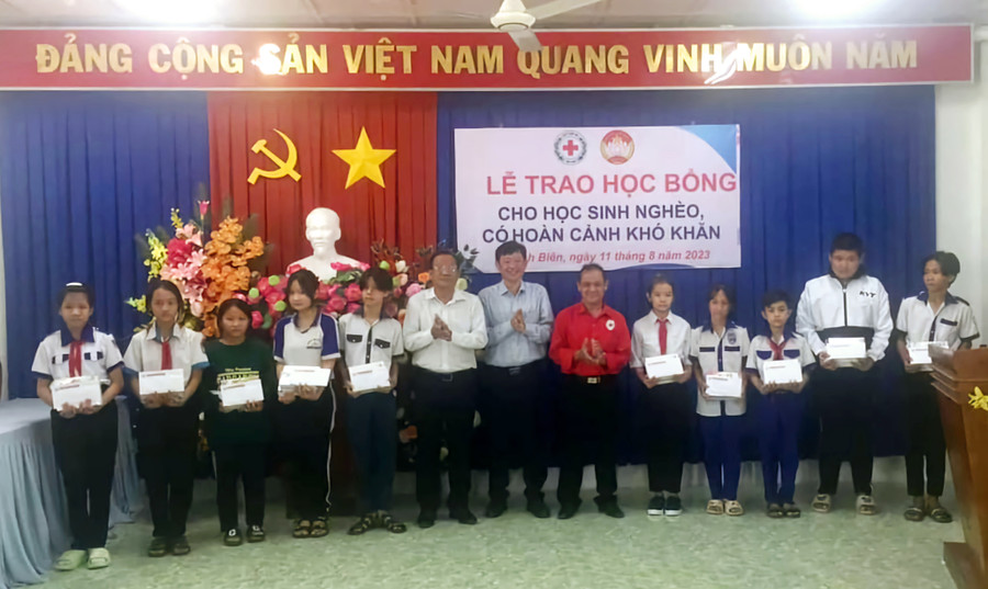 Trao học bổng cho các em học sinh vượt khó học tốt TX Tịnh Biên. Trao học bổng cho các em học sinh vượt khó học tốt TX Tịnh Biên.