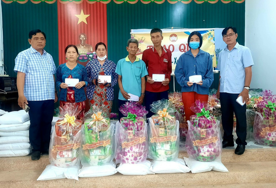Tặng quà Tết cho hộ nghèo. Tặng quà Tết cho hộ nghèo.