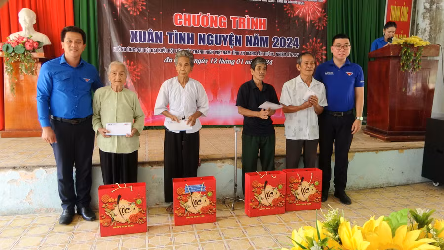 Trao tặng quà cho gia đình chính sách.