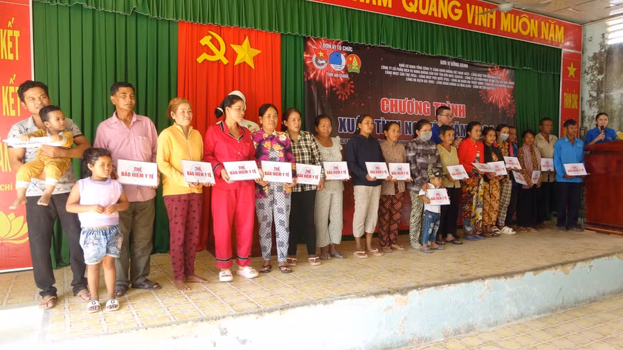 Trao thẻ BHYT cho bà con dân tộc Khmer có hoàn cảnh khó khăn.