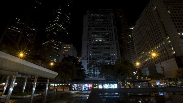 Thế giới hưởng ứng Giờ Trái đất 2015 ảnh 1 Khu Trung tâm tài chính của Hong Kong (Trung Quốc) hưởng ứng Giờ Trái đất.