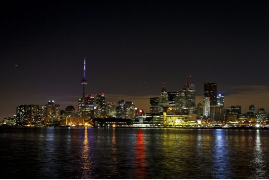 Thế giới hưởng ứng Giờ Trái đất 2015 ảnh 5 Tháp CN ở Toronto Canada.
