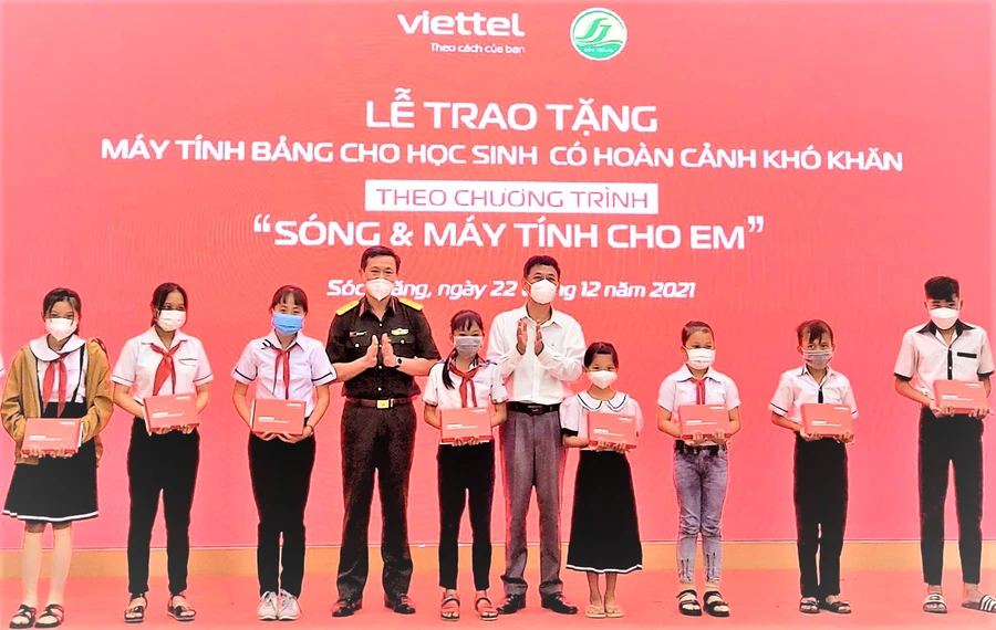 Lãnh đạo tỉnh Sóc Trăng và Tập đoàn Công nghiệp - Viễn thông Quân đội (Viettel) trao máy tính bảng cho HS.