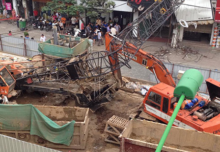 Máy xúc va chậm với cần cẩu