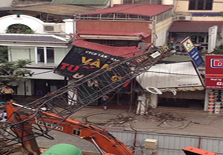 Cần cẩu đổ sập vào giữa hai nhà 359 và 357 Máy xúc va chậm với cần cẩu