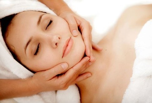 Massage mặt đều đặn sẽ giúp da căng tràn sữa sống. bí quyết để da mịn màng