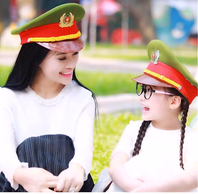 Niềm tự hào của chị Thu Hạnh là cô con gái Đào Ngọc Bảo Hân. Dù mới học lớp 3 nhưng cô bé ngoan, có năng khiếu về nghệ thuật và biết sống tự lập không dựa dẫm vào ai. Niềm tự hào của chị Thu Hạnh là cô con gái Đào Ngọc Bảo Hân. Dù mới học lớp 3 nhưng cô bé ngoan, có năng khiếu về nghệ thuật và biết sống tự lập không dựa dẫm vào ai.