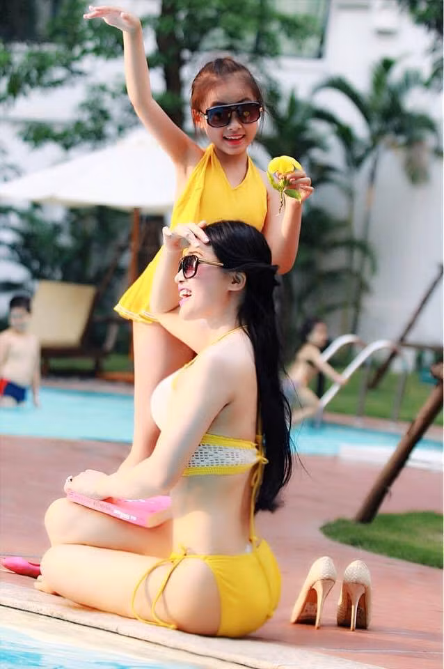 Chị Hạnh cho biết: “Hai mẹ con khá thân thiết và rất hiểu ý nhau. Mỗi ngày được nhìn con khôn lớn và trưởng thành, là niềm hạnh phúc lớn nhất của tôi. Bên cạnh đó, tôi cảm thấy mình khá may mắn khi có một người chồng tâm lý, yêu thương vợ con”. Chị Hạnh cho biết: “Hai mẹ con khá thân thiết và rất hiểu ý nhau. Mỗi ngày được nhìn con khôn lớn và trưởng thành, là niềm hạnh phúc lớn nhất của tôi. Bên cạnh đó, tôi cảm thấy mình khá may mắn khi có một người chồng tâm lý, yêu thương vợ con”.