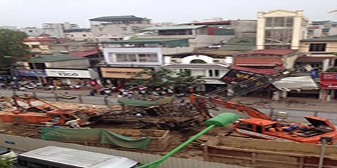 Hà Nội: Giao thông tắc nghẽn vì cần cẩu đổ sập vào nhà dân