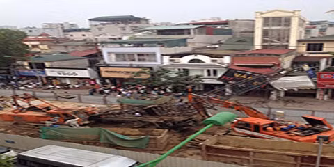 Hà Nội: Giao thông tắc nghẽn vì cần cẩu đổ sập vào nhà dân